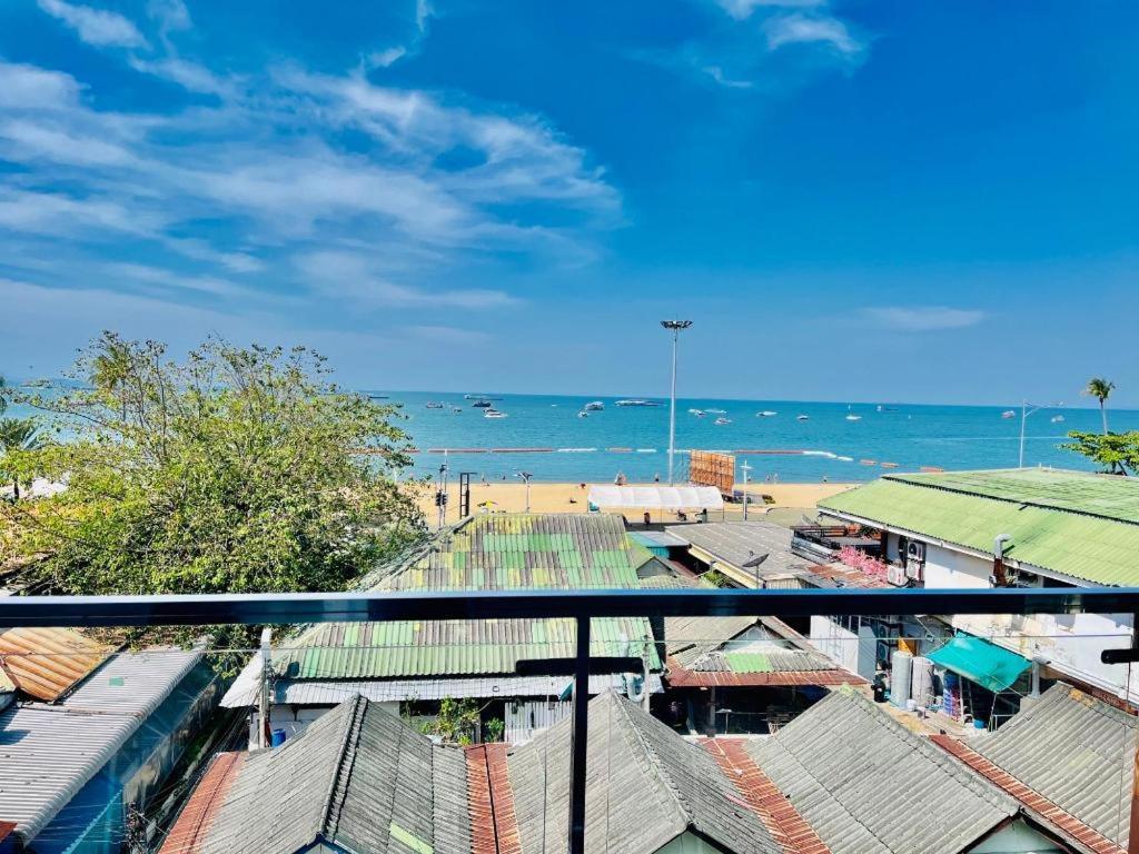 The Globe Hotel, Bar & Restaurant Pattaya Exterior photo