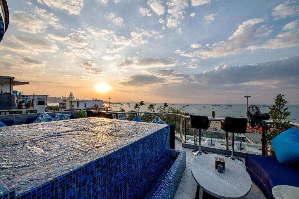 The Globe Hotel, Bar & Restaurant Pattaya Exterior photo