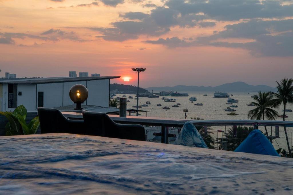 The Globe Hotel, Bar & Restaurant Pattaya Exterior photo