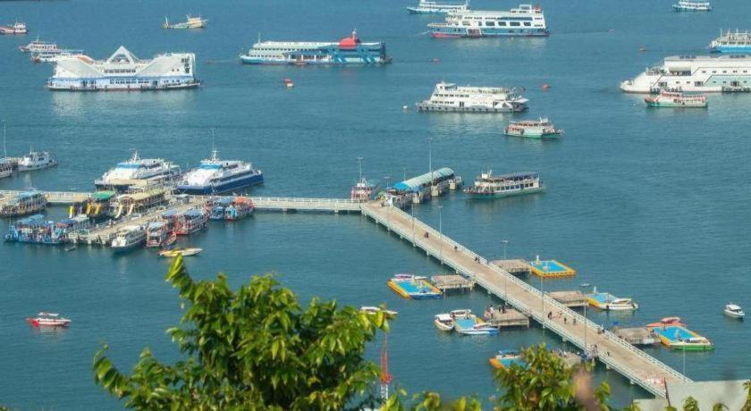 The Globe Hotel, Bar & Restaurant Pattaya Exterior photo